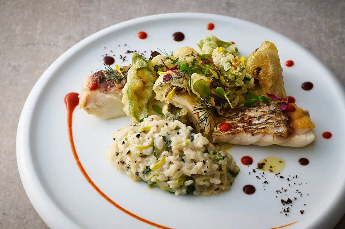 京都産の新鮮な野菜をふんだんに使用したスープとサラダ