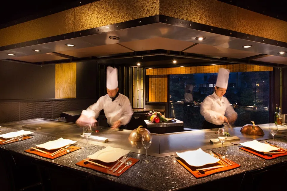 鉄板焼レストラン「青竹」のシックなカウンター席