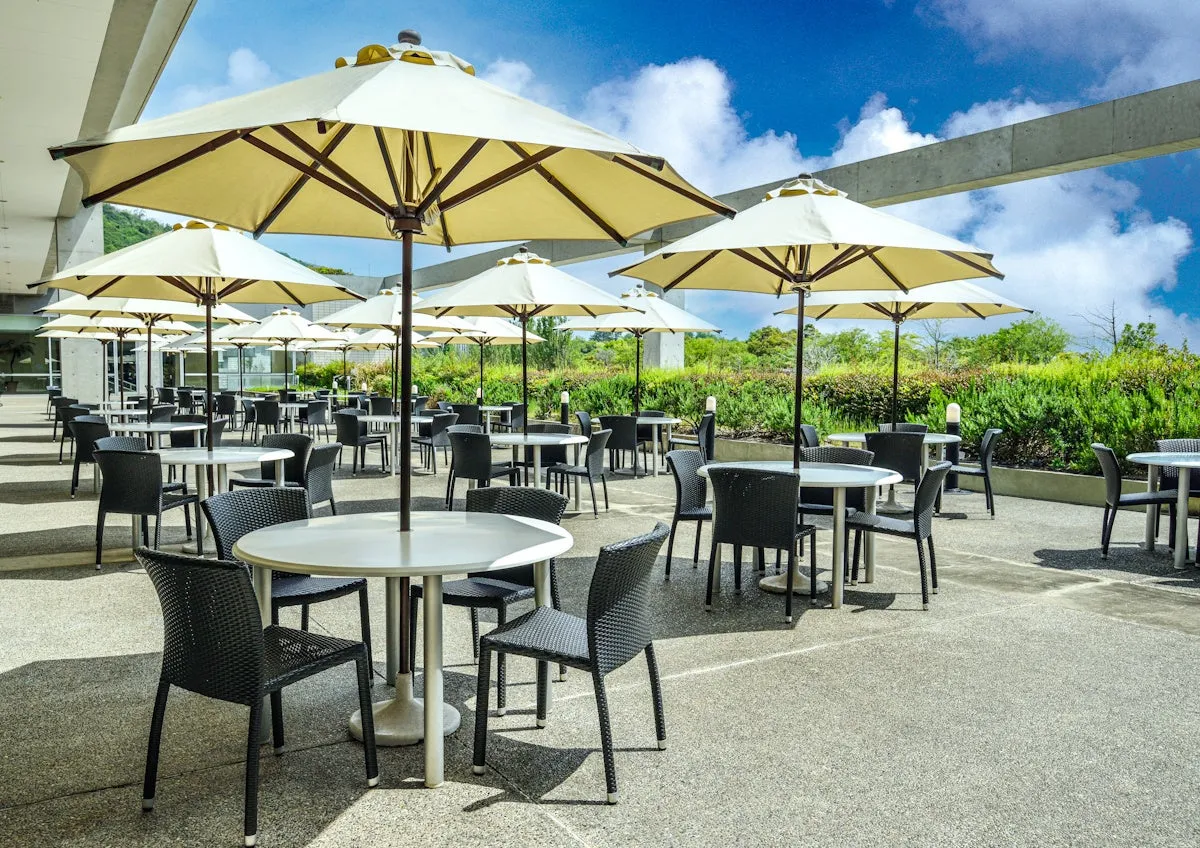 パラソルが並ぶ開放的な屋外テラス席