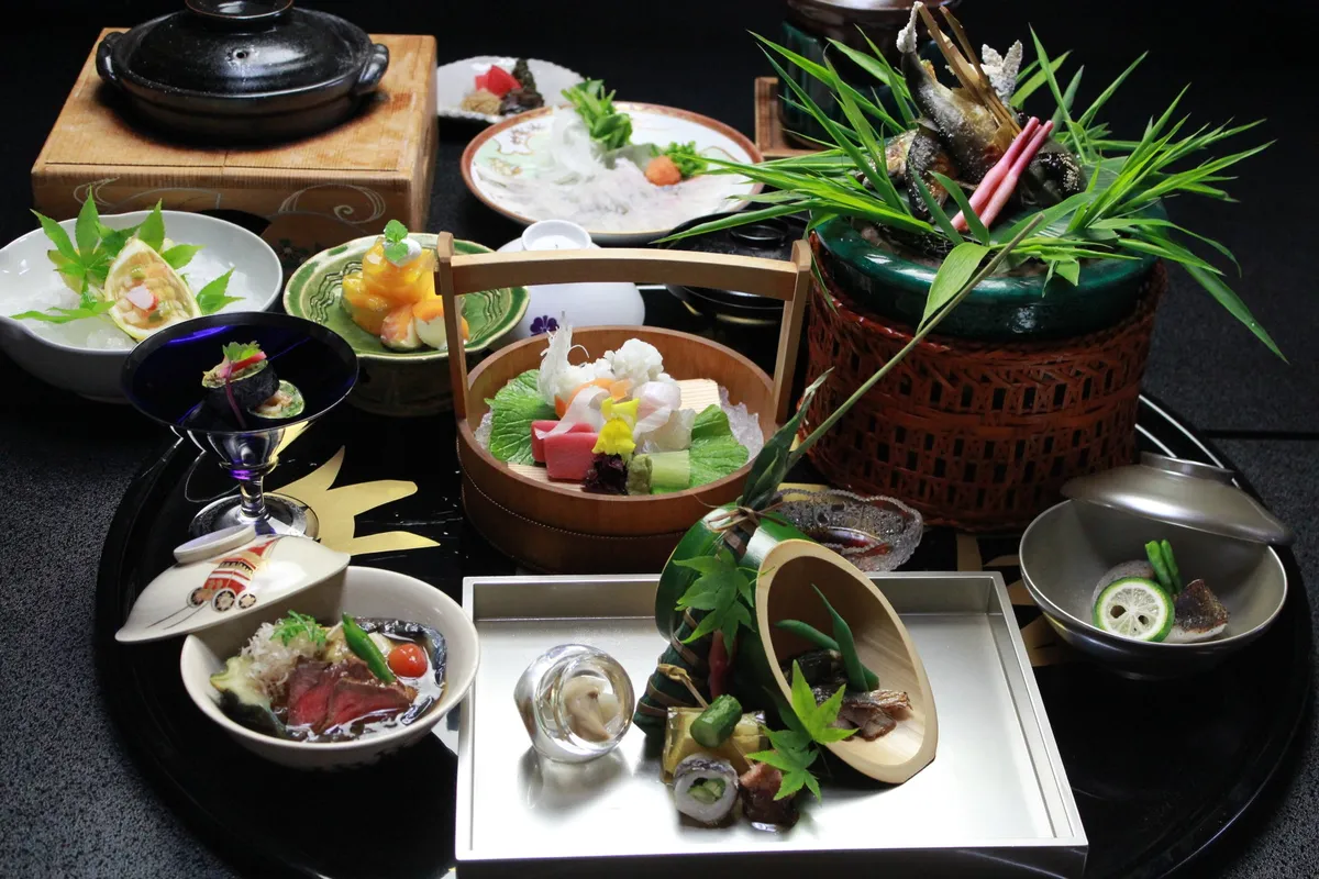 鮎の塩焼きや旬の造りなど、彩り豊かな季節の京懐石料理
