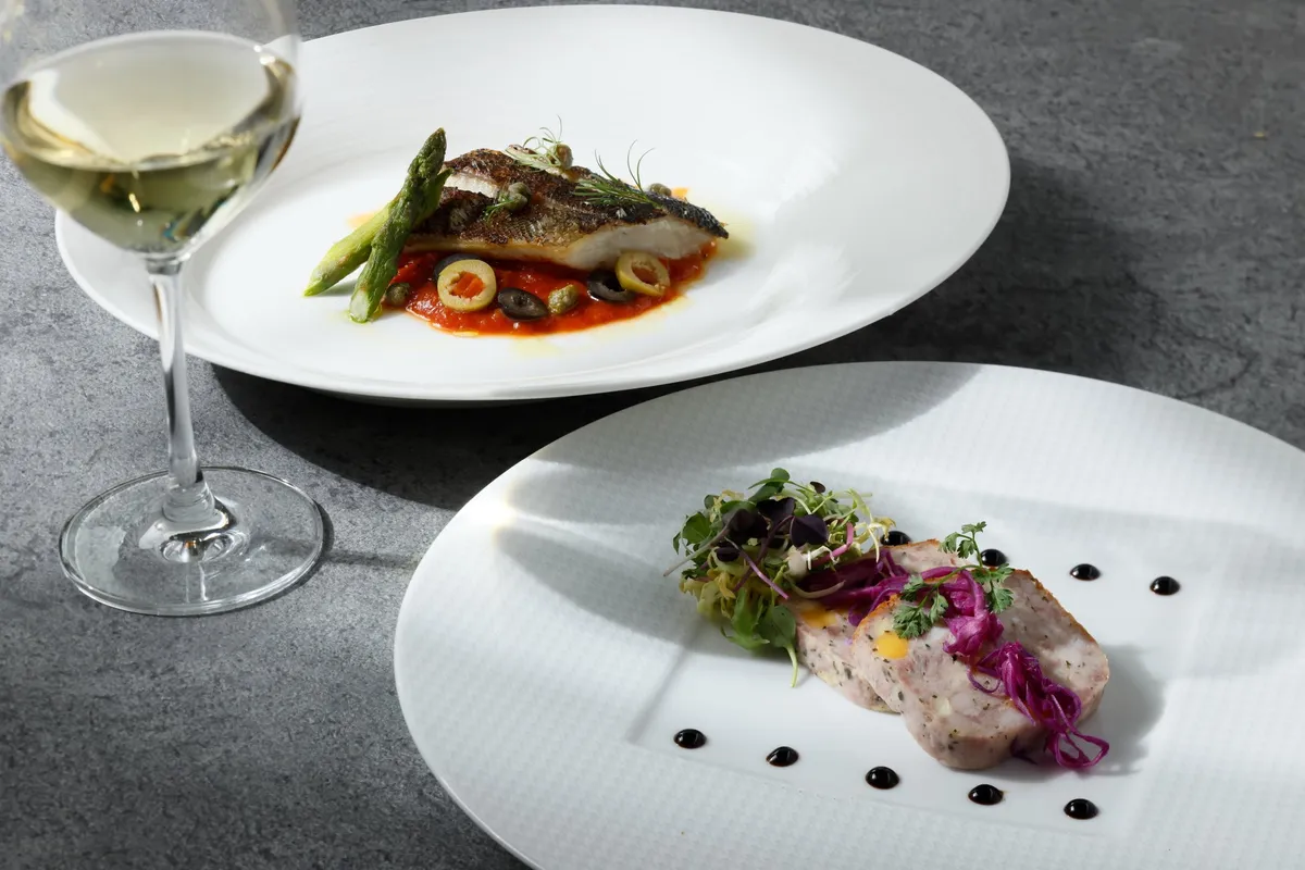 アイナメのグリルとミートローフの前菜・メイン料理の盛り付け