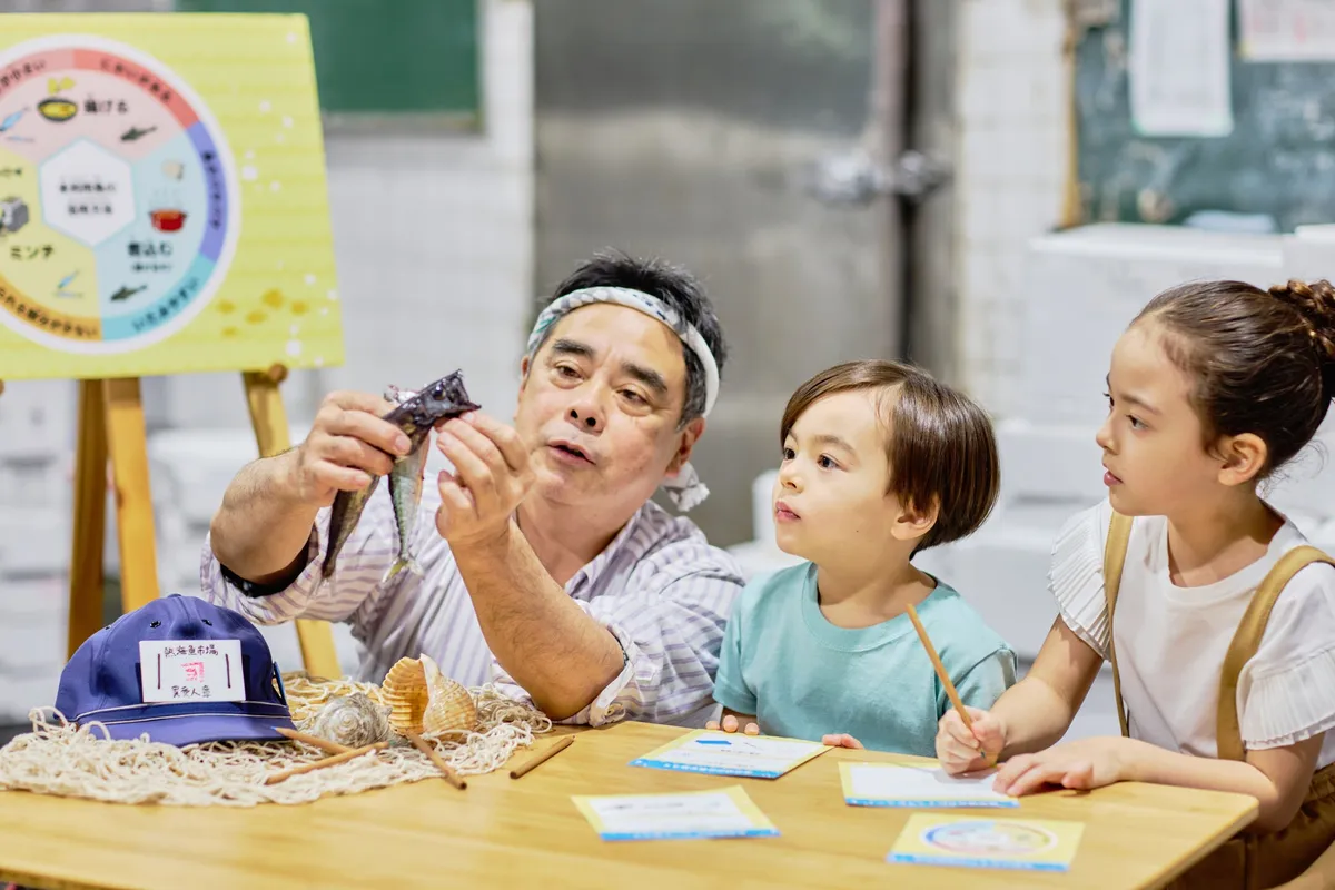 魚について学ぶ子供たち