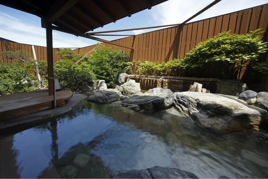 開放感あふれる岩造りの露天風呂