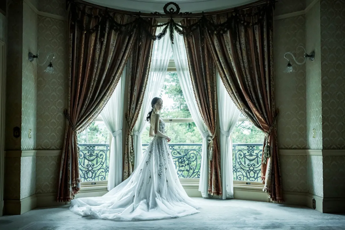 豪華なカーテンと窓辺の撮影風景