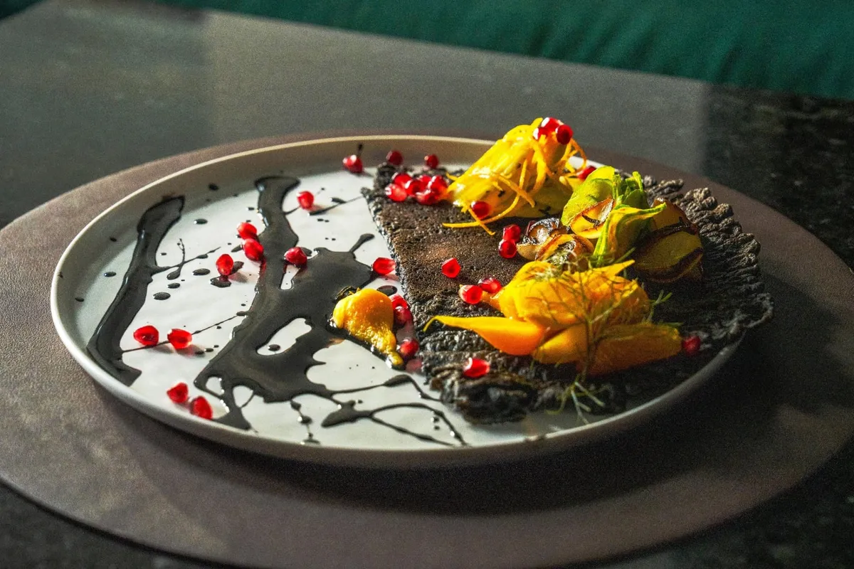 炭火や発酵素材のニュアンスを取り入れた独創的なパンケーキ