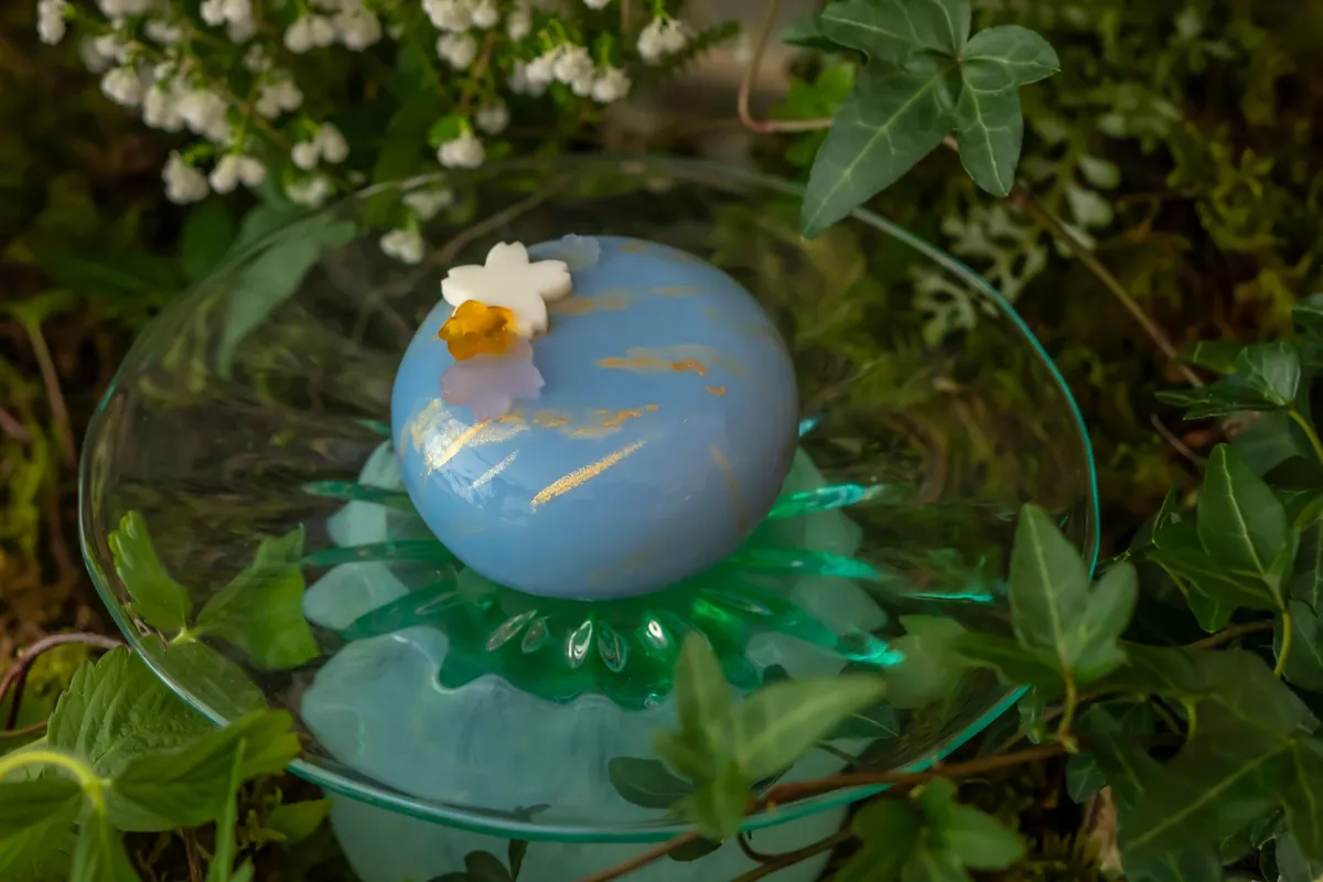 青いグラデーションが美しいケーキ「京おどり」