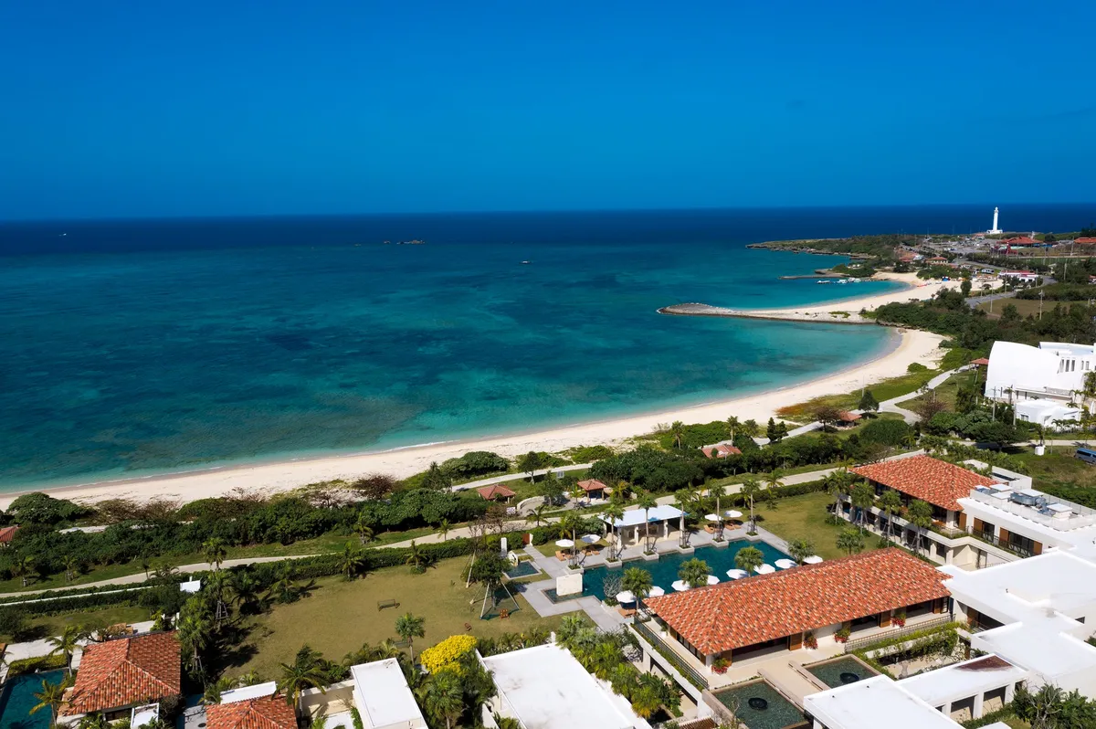 海沿いに広がるホテルの全景と美しいビーチ