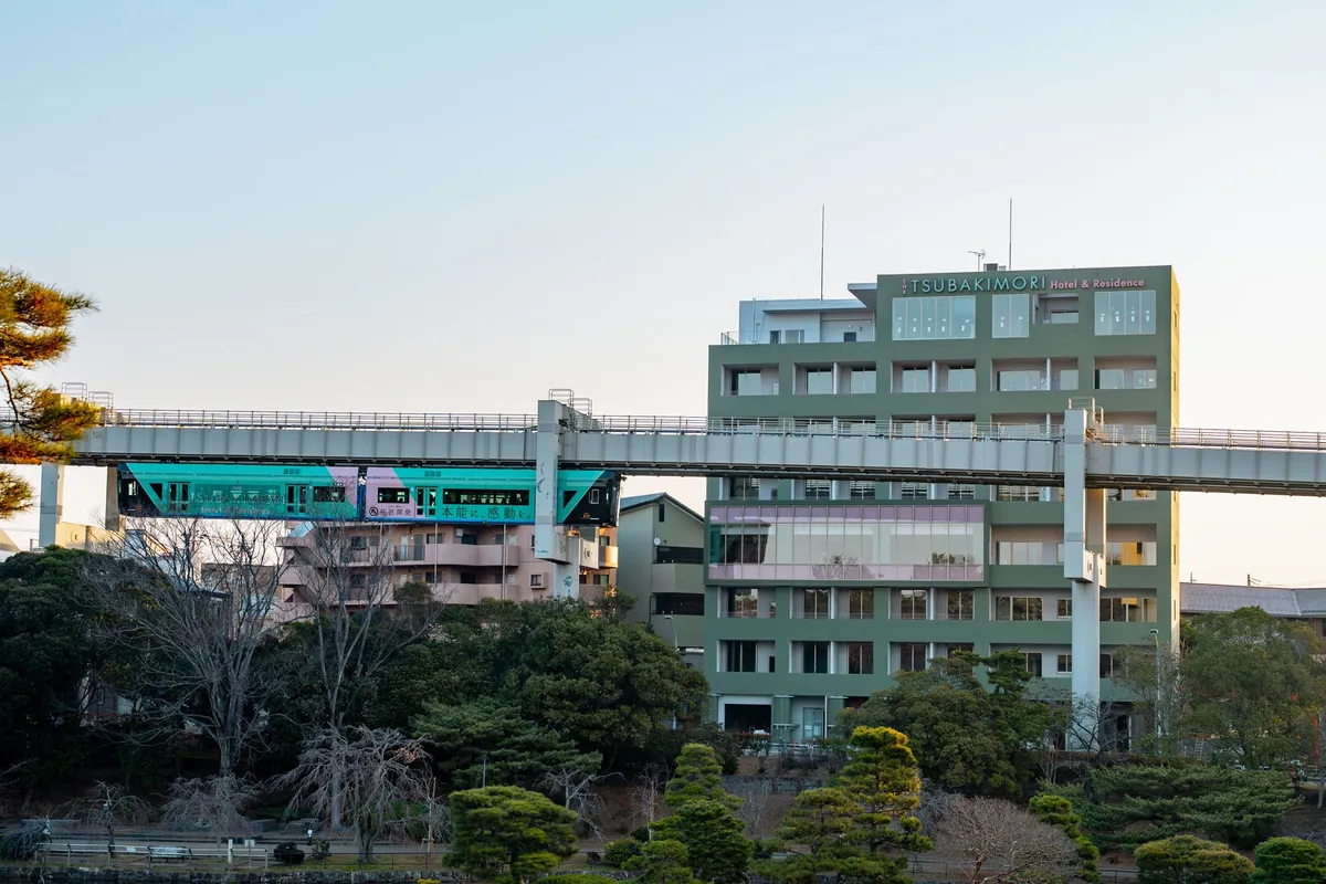 千葉都市モノレールとホテル外観