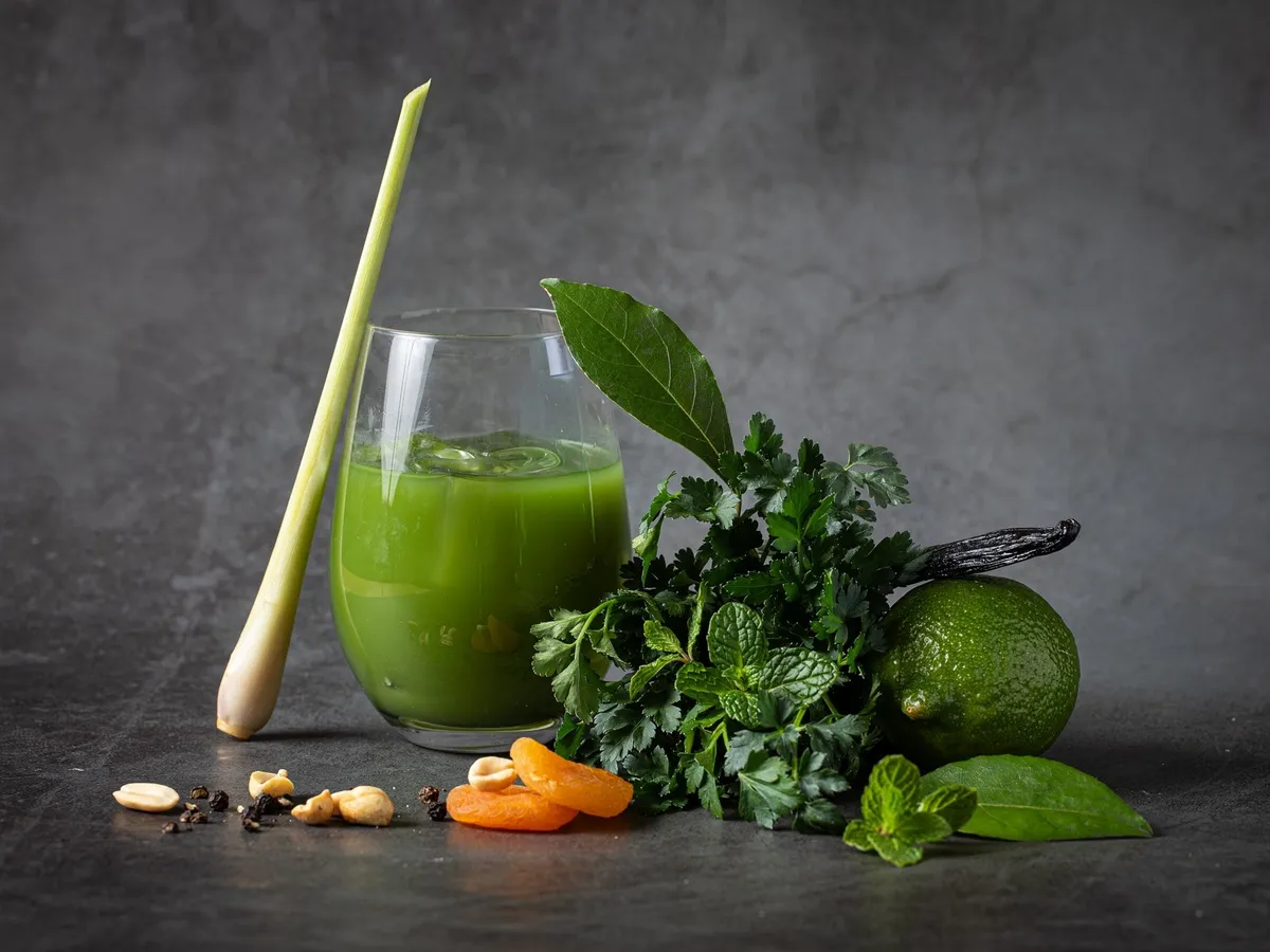 フレッシュなハーブを贅沢に使用したグリーンのカクテル