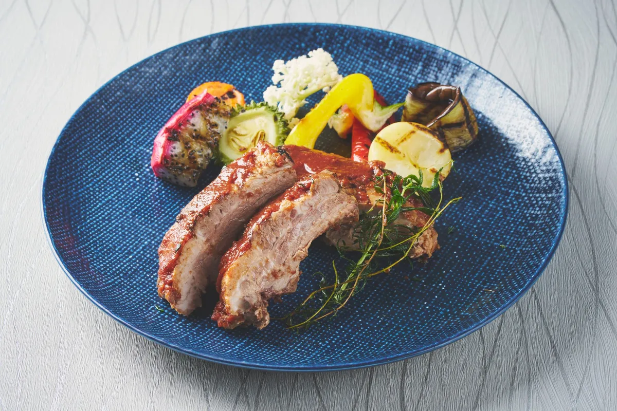 骨付きのあぐー豚と彩り豊かな沖縄野菜のグリル