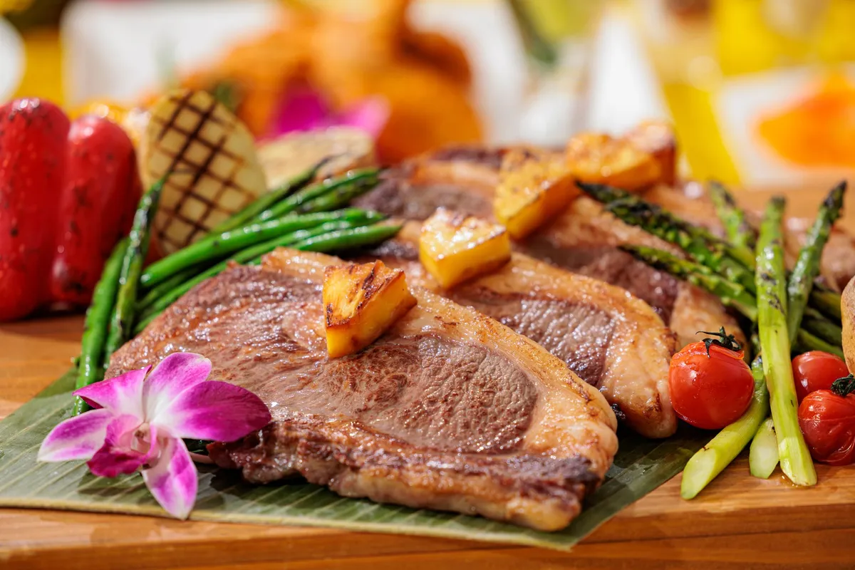 ライブキッチンで提供される国産牛のビーフステーキ