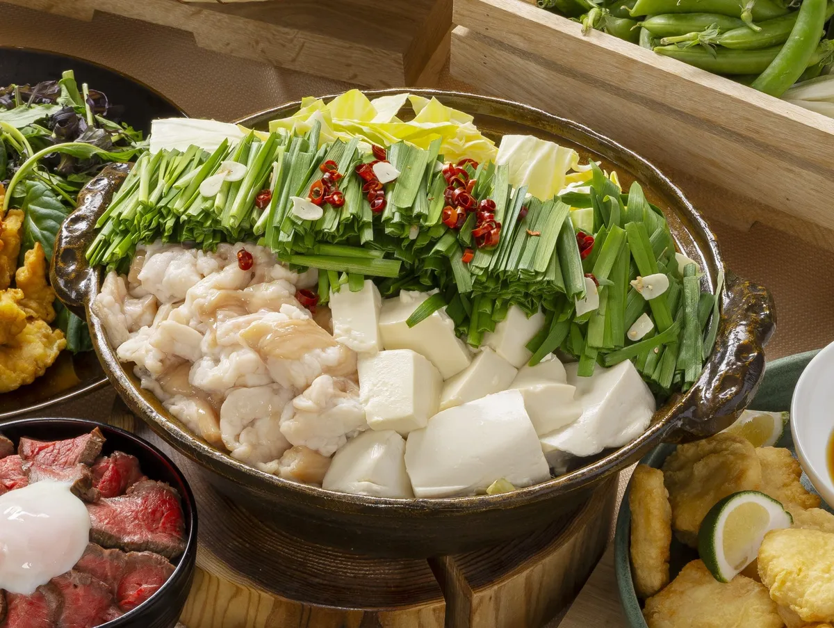 ニラとニンニクがたっぷりとのった博多もつ鍋