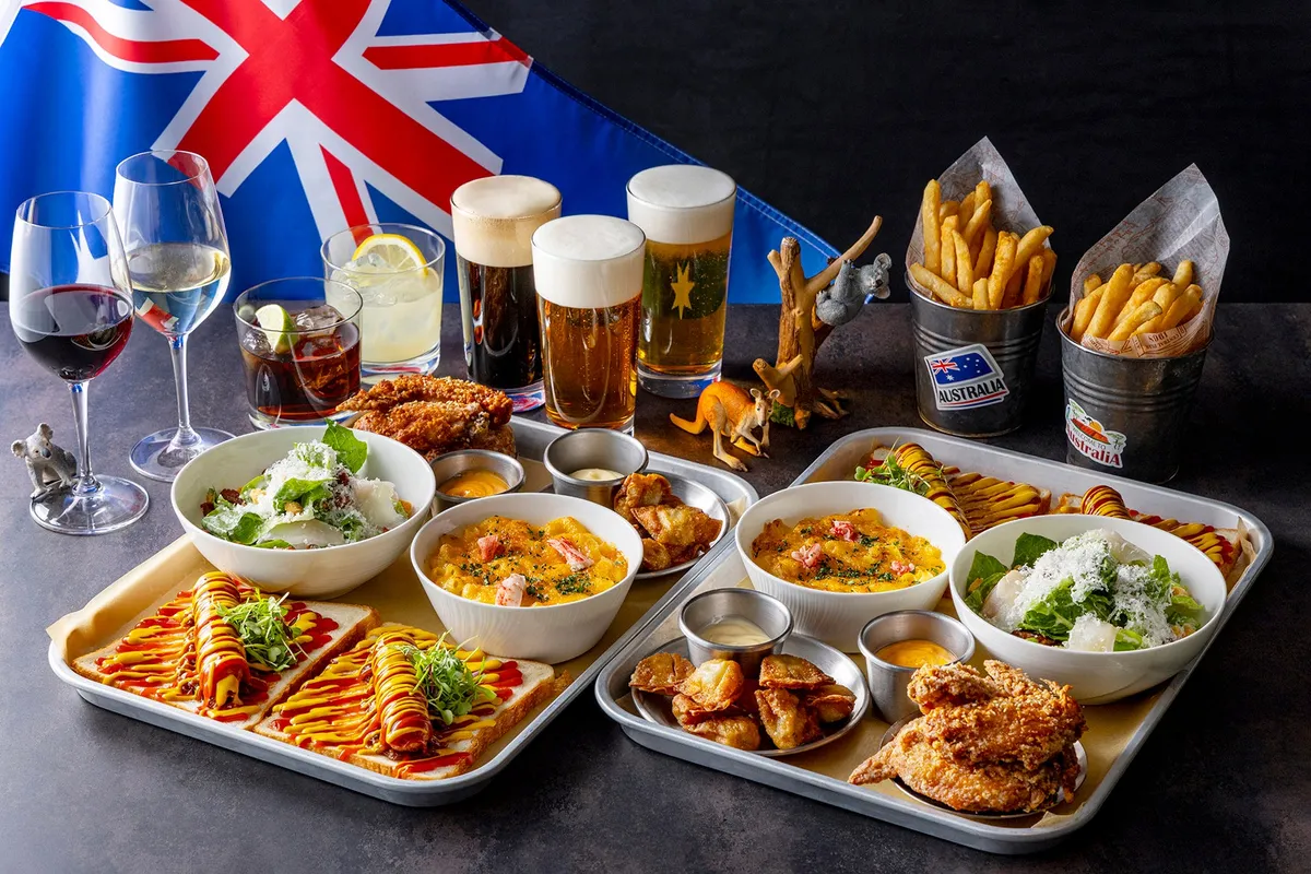ビールやワイン、ボリューム満点のオーストラリア料理が並ぶ豪華なプラッターセット。