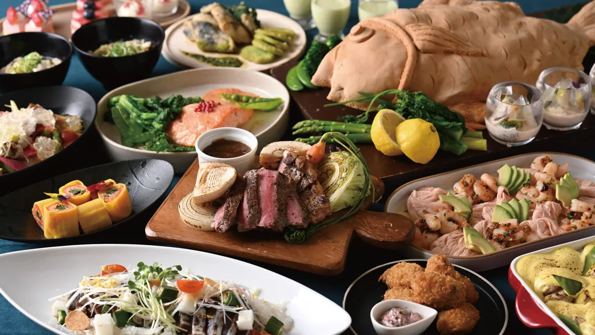 牛肉鉄板焼きや真鯛の塩釜焼き、春の食材をふんだんに使った和洋ブッフェ料理