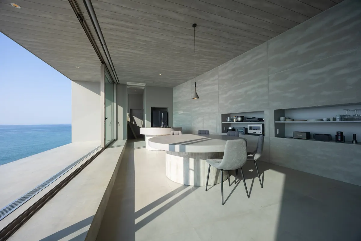 海へと続くような開放感あふれるダイニングエリア