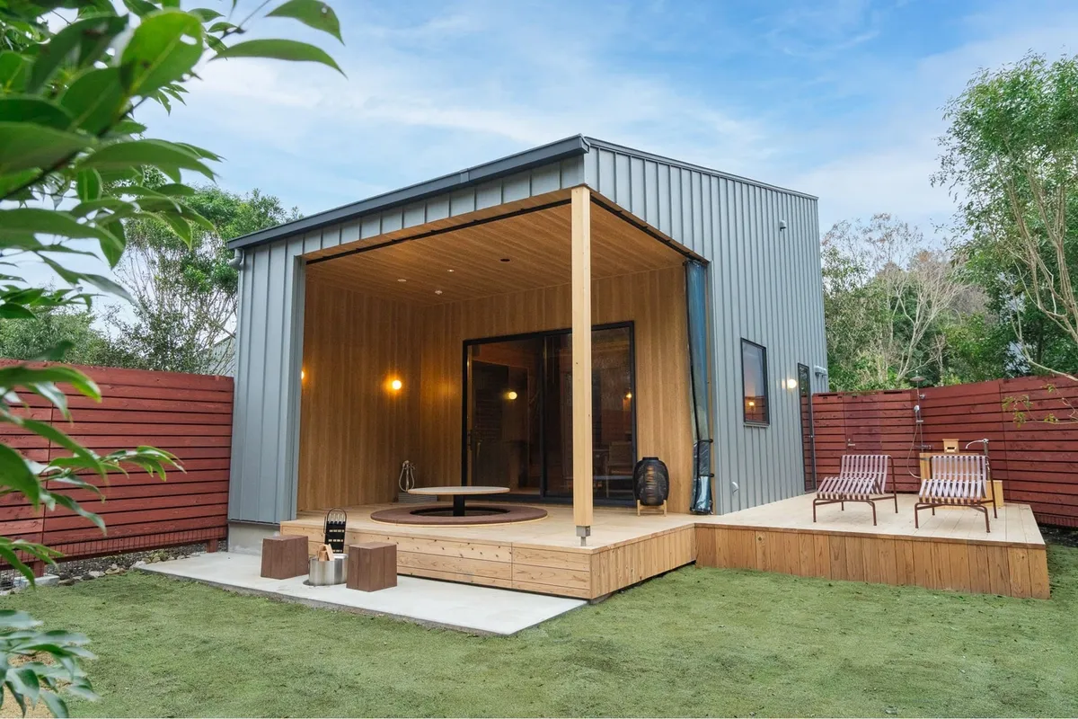 緑豊かな庭を備えたヴィラ外観