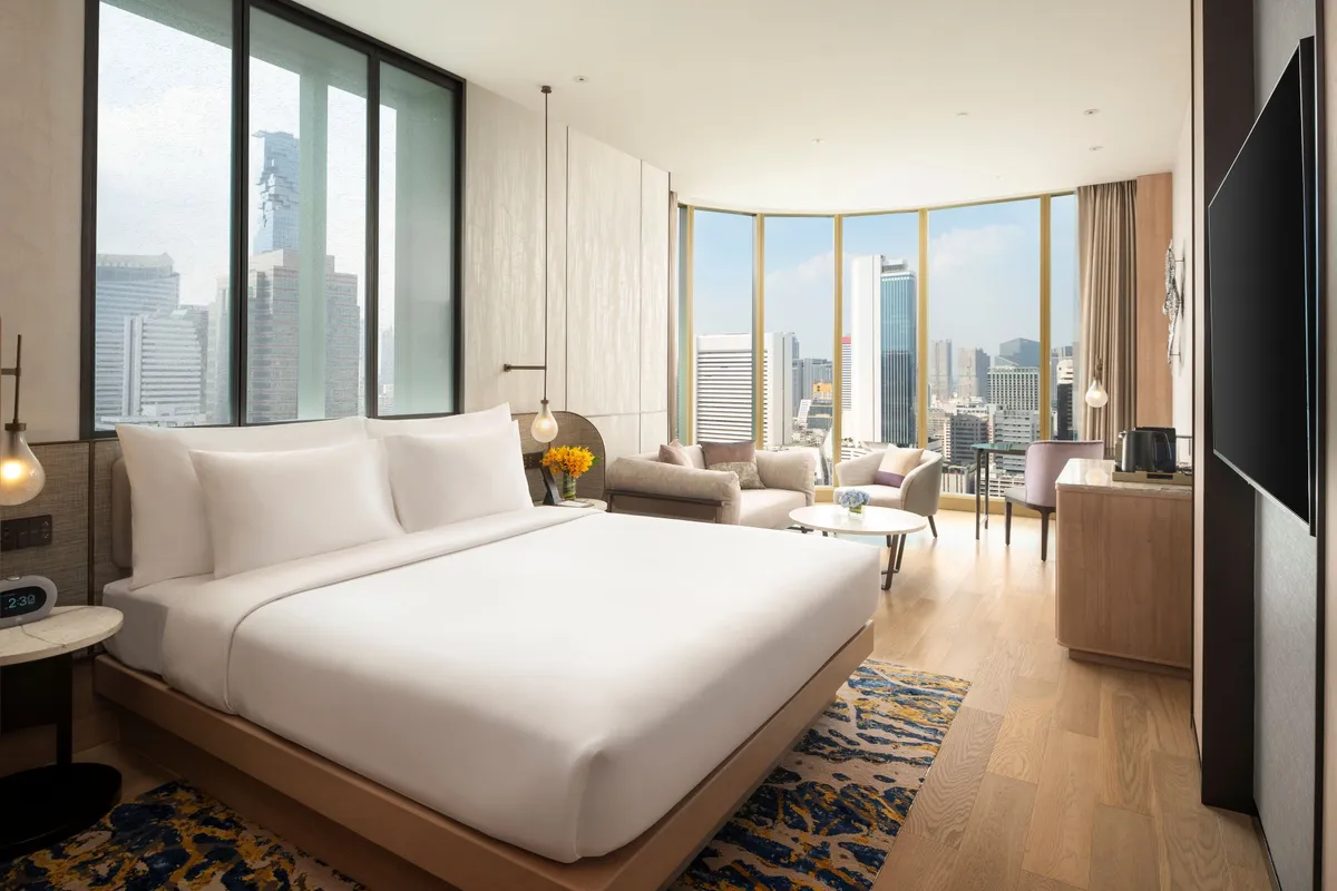 バンコクの街並みを一望できる開放的な客室