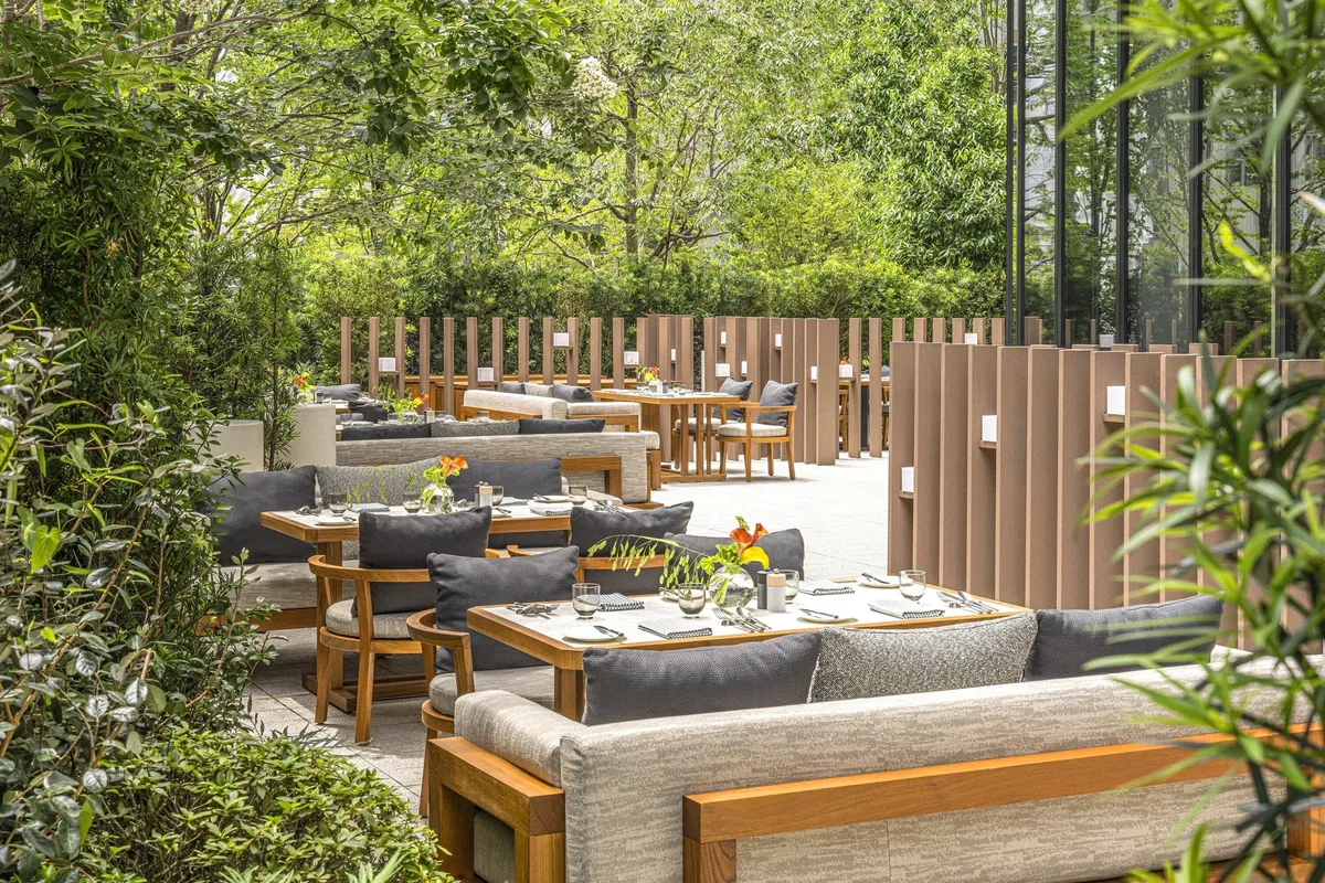 緑に囲まれたモダンで落ち着いた雰囲気のテラス席