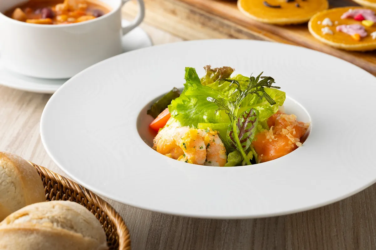 海老とサーモンを添えた彩り豊かな前菜サラダ