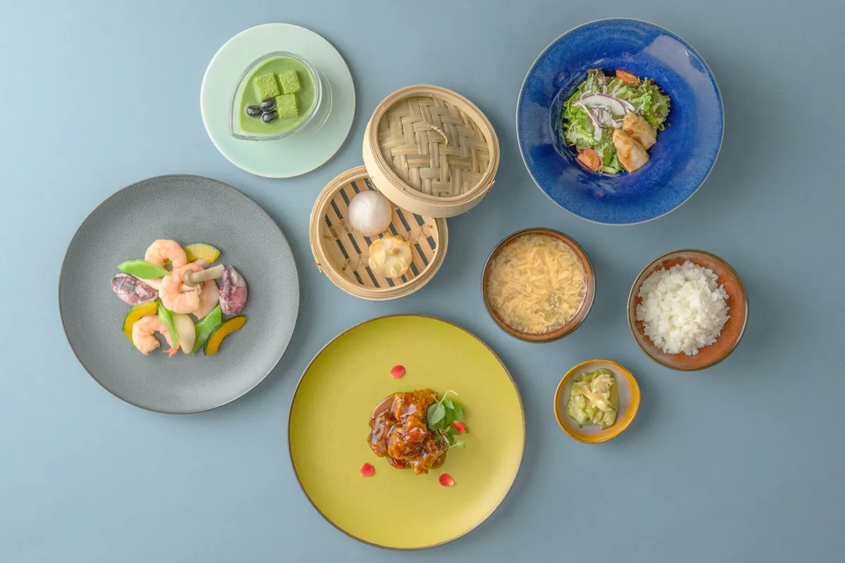 色鮮やかな料理が並ぶ母の日限定の創作中華ランチセット