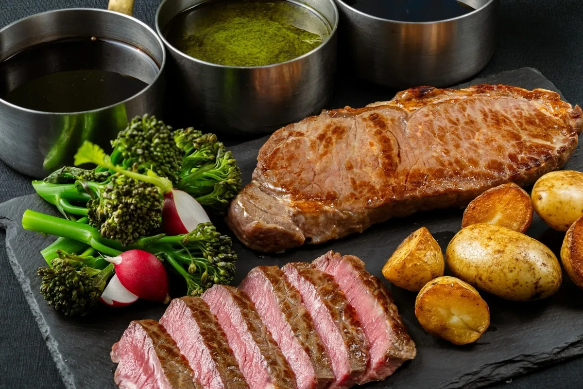 3種のソースで味わう鉄板焼ビーフステーキ