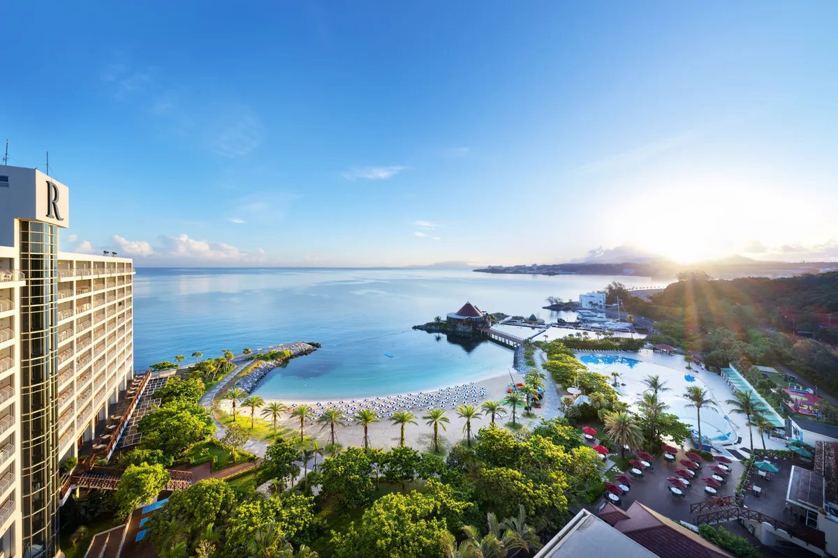 ルネッサンス リゾート オキナワの全景と美しいビーチ