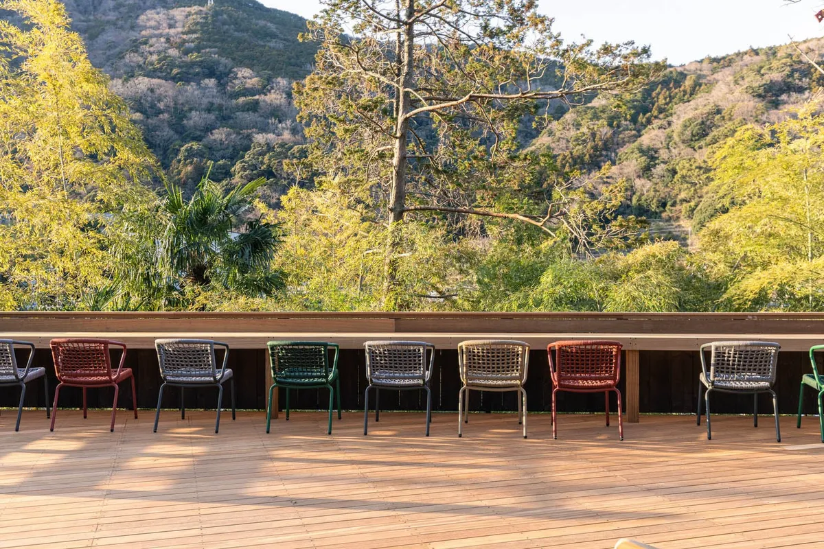 箱根の山々を望む開放的なテラス