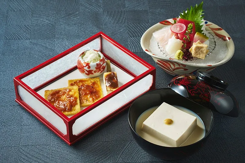 旬の魚介と豆腐を合わせた一皿