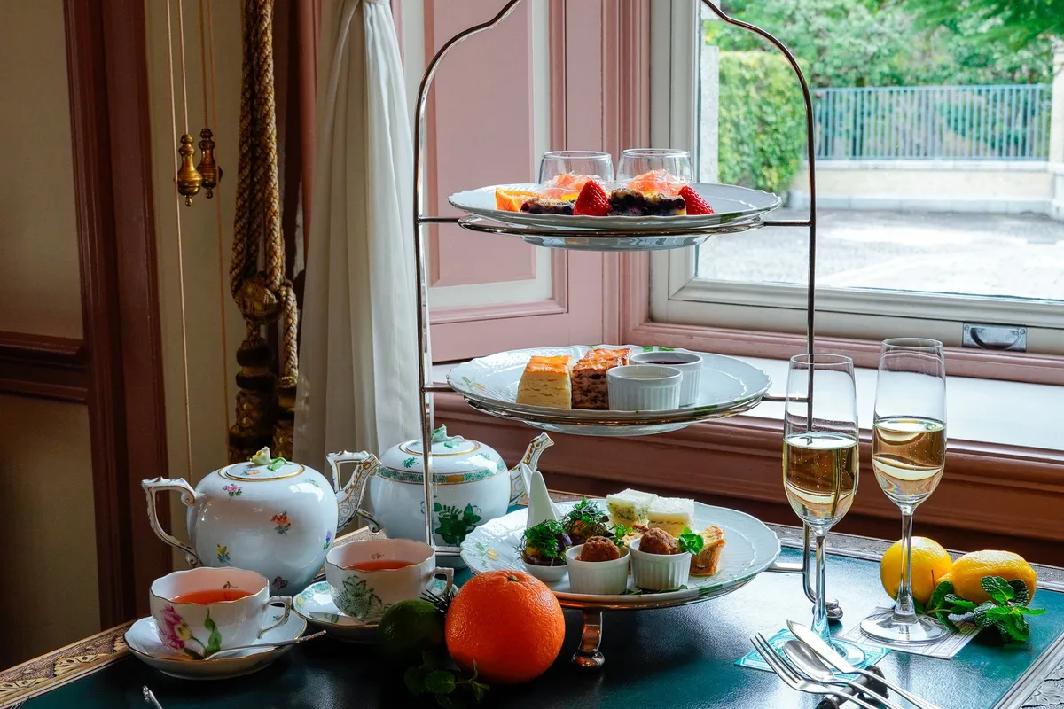 窓辺に映える英国式の三段ティースタンド