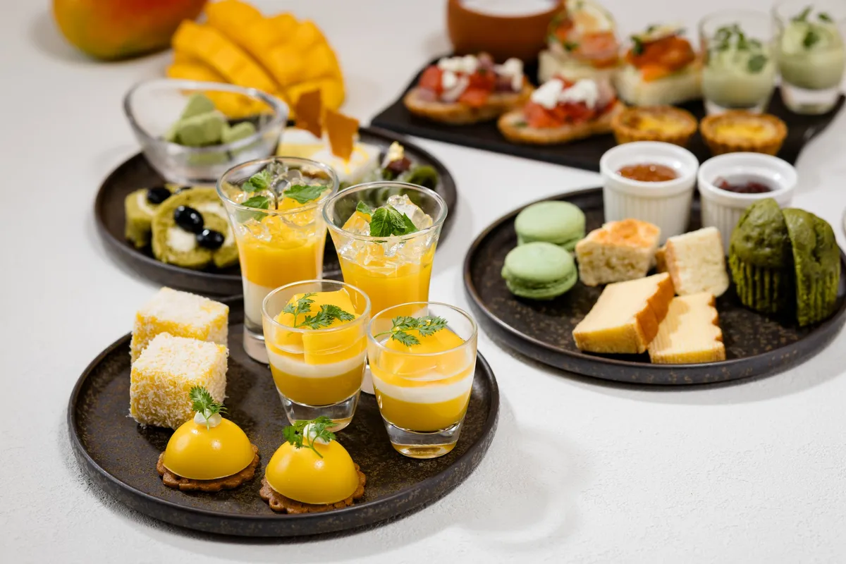 抹茶のマフィンやスコーン、セイボリーのプレート