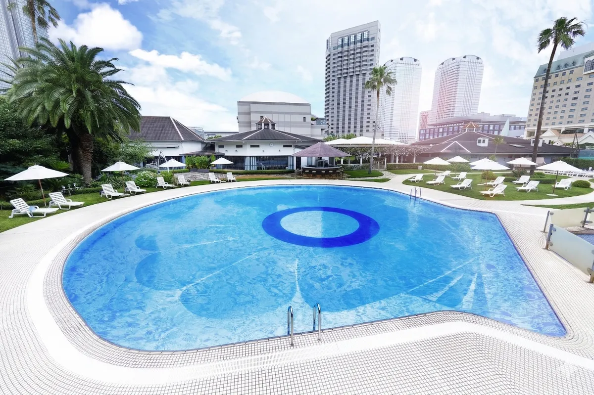 幕張のビル群を背景にした広々とした円形プール