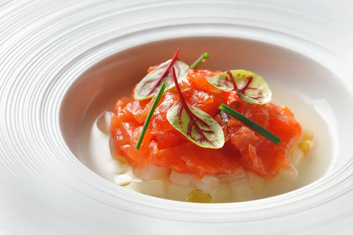 旬のサーモンとホワイトアスパラの前菜