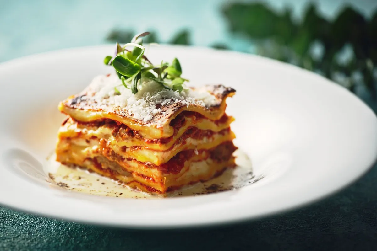 7層に重ねたクラシックなラザニア