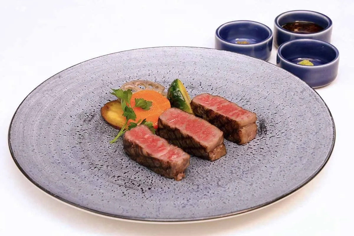 絶妙な火入れで提供される肉料理のメインディッシュ