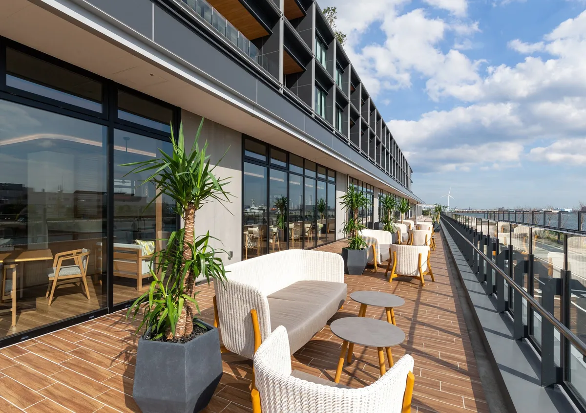 ゆったりとしたソファ席が並ぶ、インターコンチネンタル横浜Pier 8のレストランテラス全景