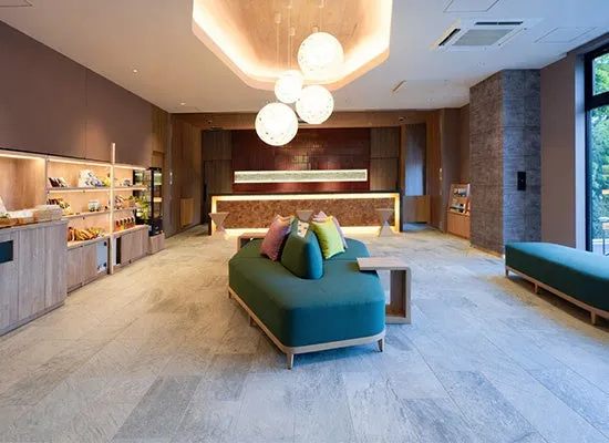 開放的で温かみのあるロビーラウンジ