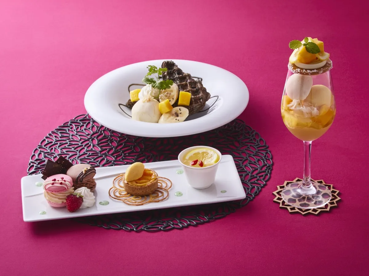 マンゴーパフェやトゥンカロンが盛り付けられたデザートセット