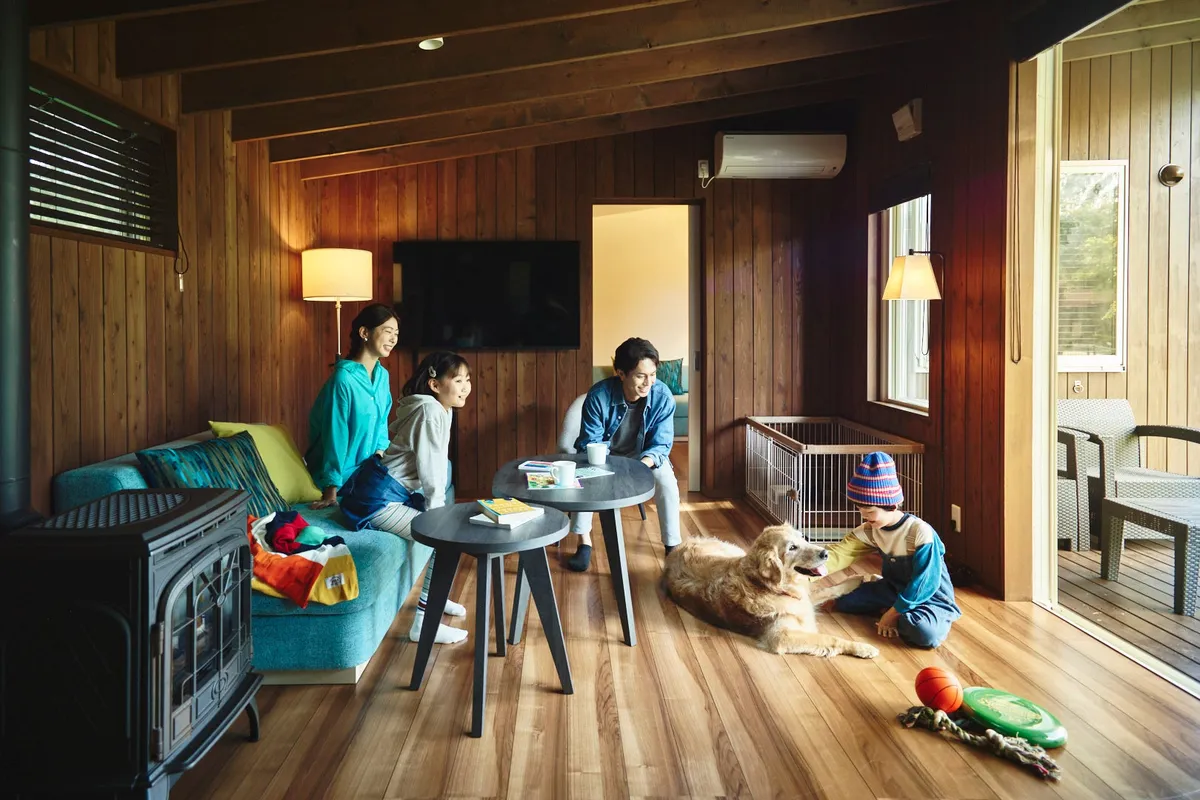 木の温もりを感じるコテージのリビングルーム