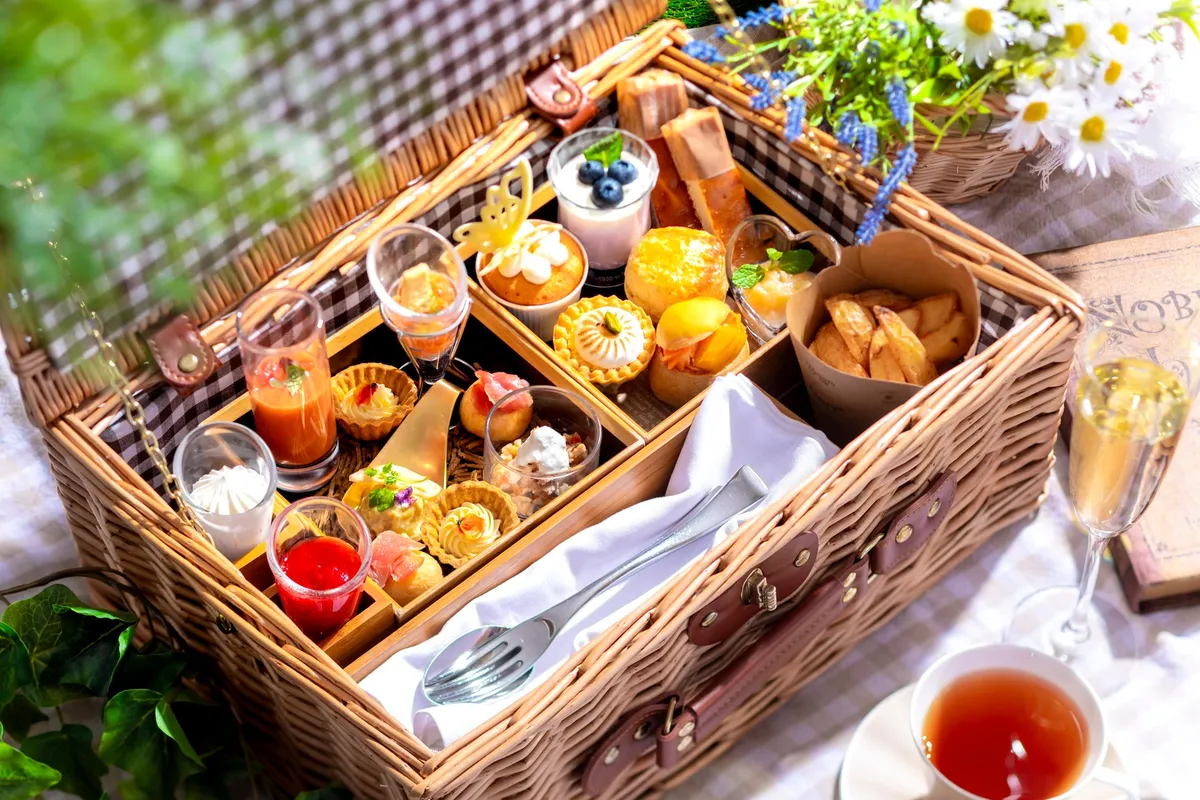 蝶のモチーフが乗ったカップケーキや彩り豊かなセイボリーのアップ