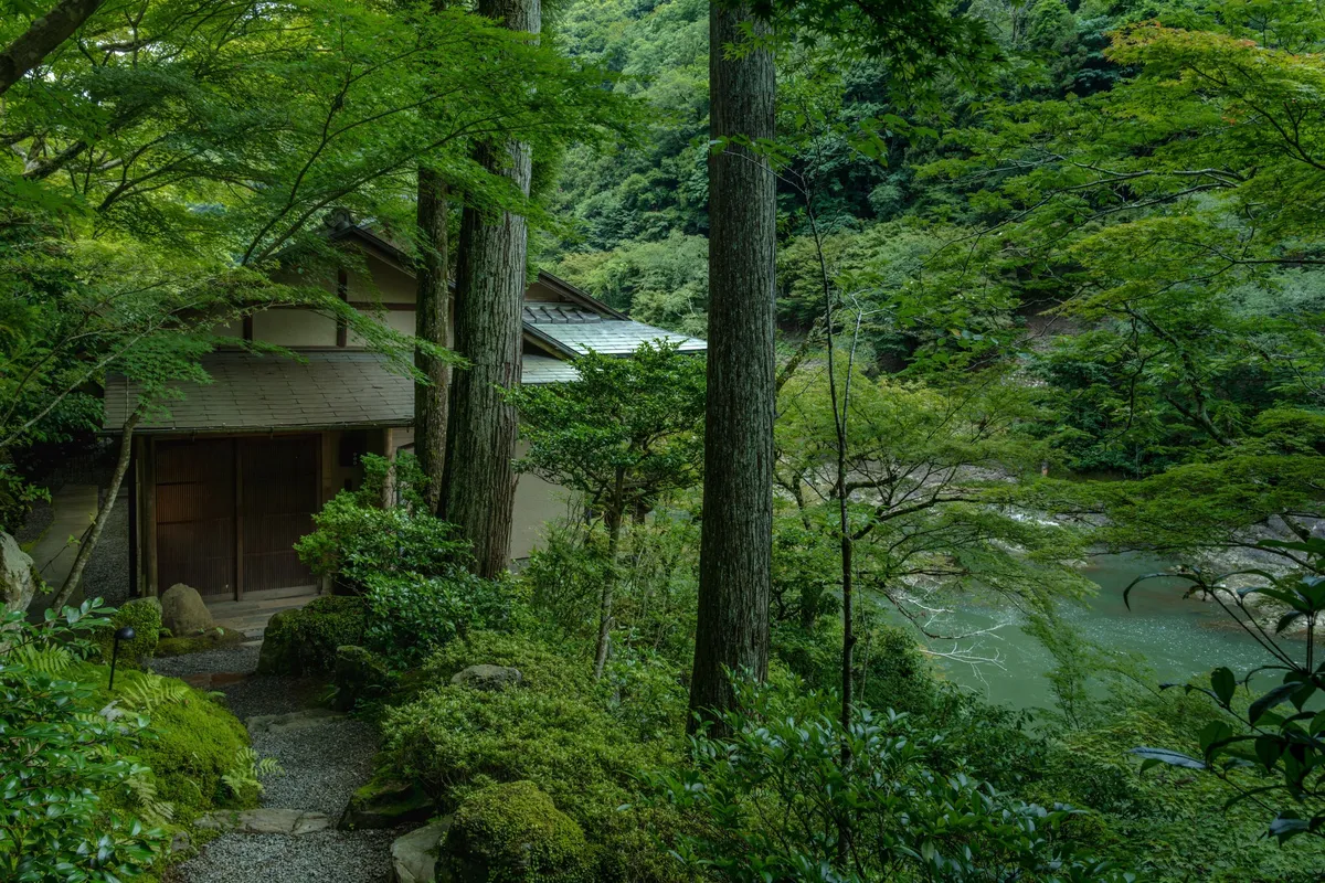 奥嵐山の深い緑と大堰川に囲まれた星のや京都の全景