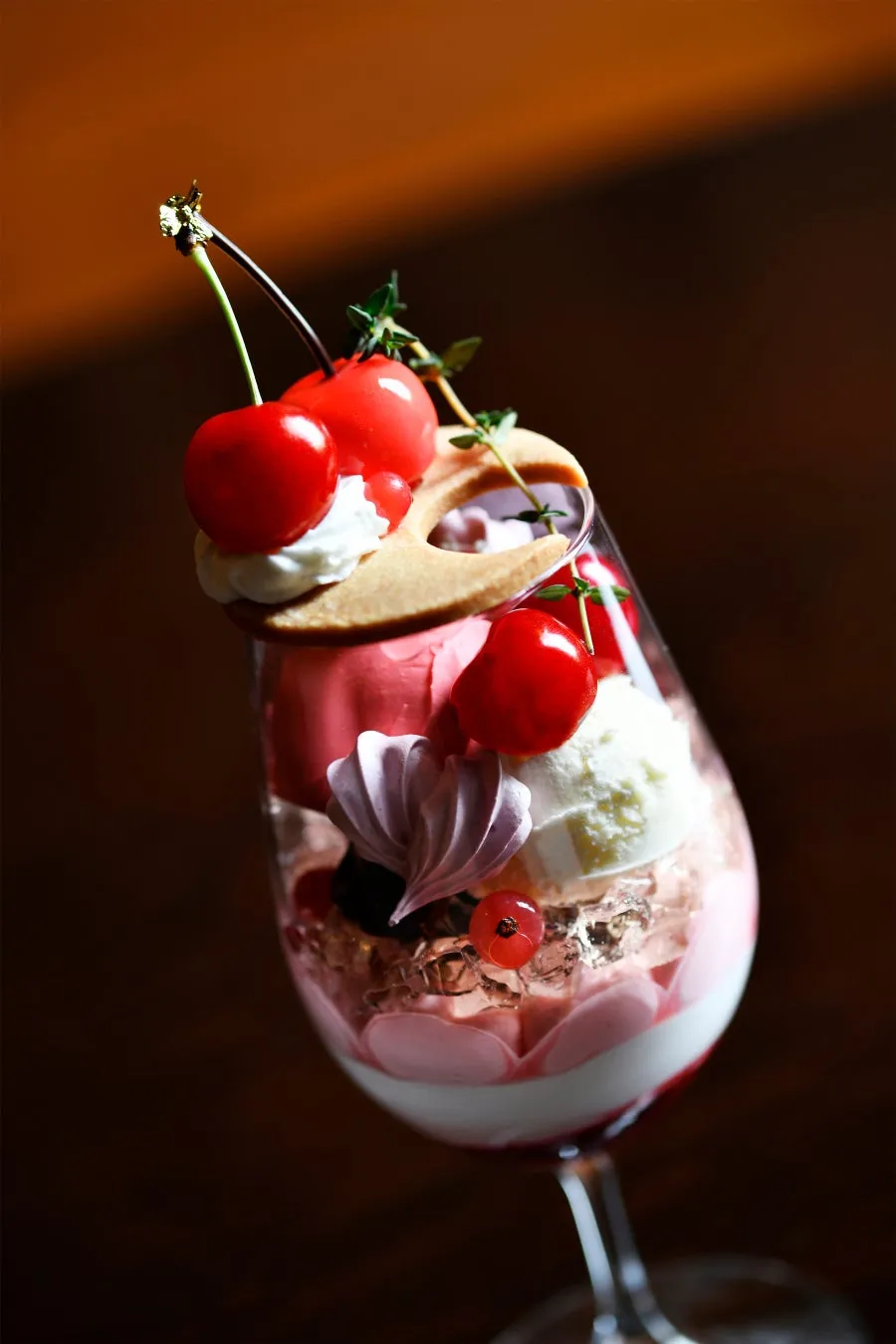 本物そっくりのさくらんぼムースと新鮮な果実のアップ