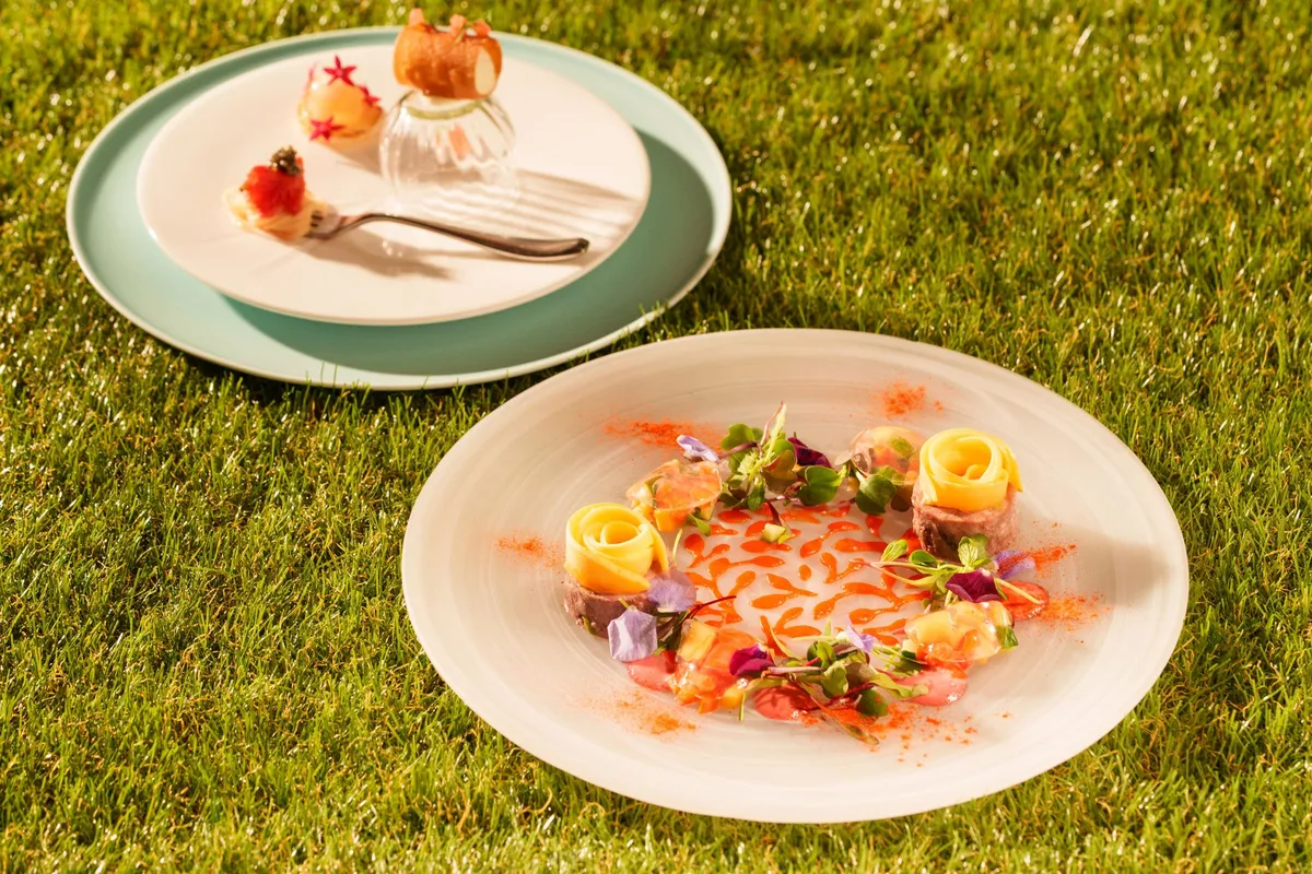 三陸産ウニや季節の野菜を美しく盛り付けた前菜のプレート