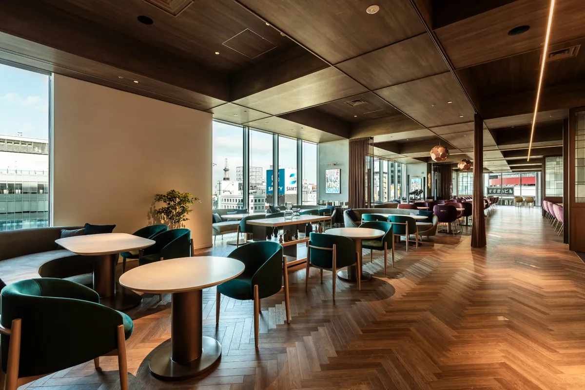 すすきのの街並みを一望できるBAR & GRILL Splishの内観