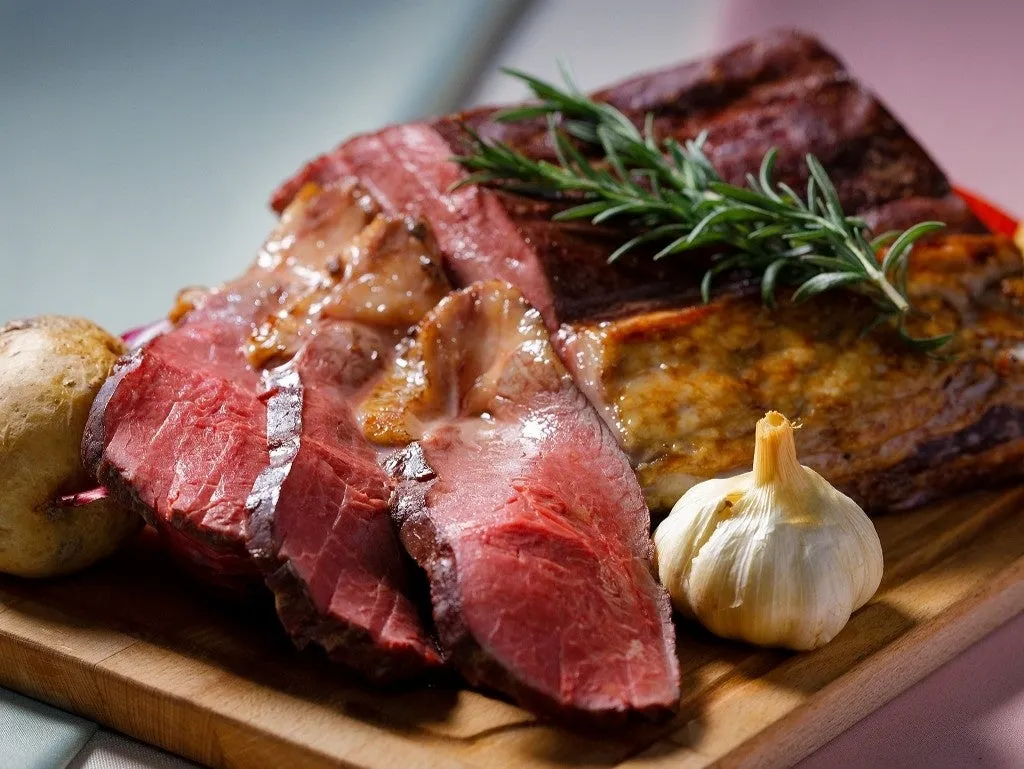 ライブキッチンで提供される厚切りのローストビーフ