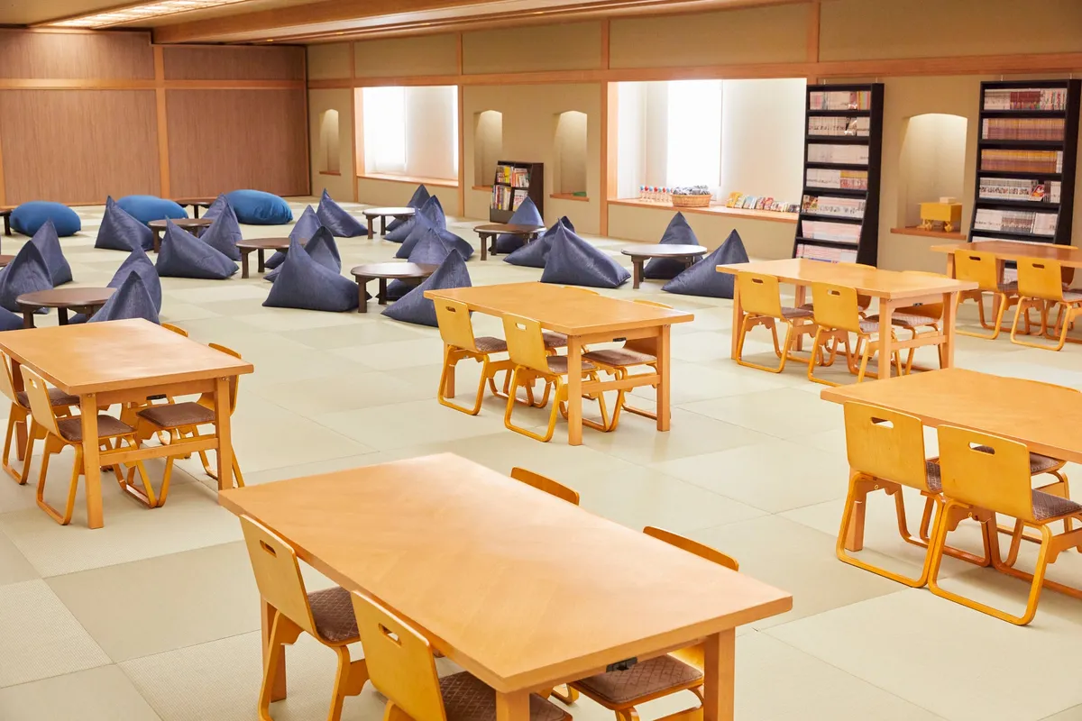 開放感あふれるラウンジの全景