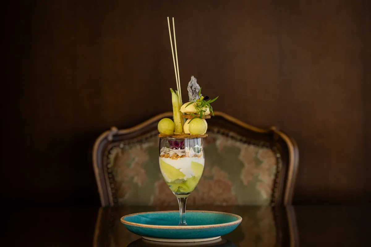 静岡県産マスクメロンをふんだんに使用した華やかなパフェのアップ