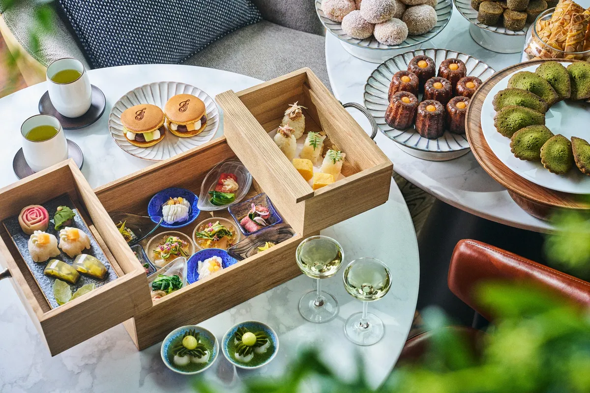 木箱に美しく盛り付けられた和スタイルのアフタヌーンティー