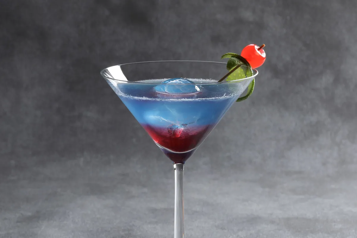 青と紫のグラデーションが美しいカクテル「紫陽花 euスタイル」