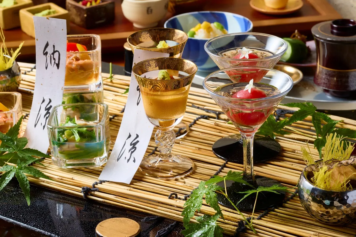 涼やかな器に盛られた彩り豊かな前菜