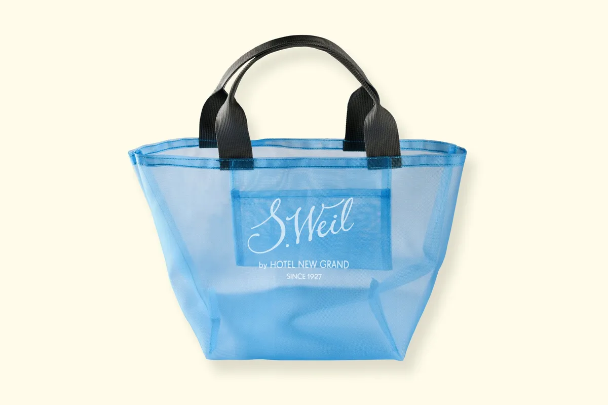 三宅瑠人氏デザインのロゴが入った涼しげな水色のメッシュ素材サマーバッグ